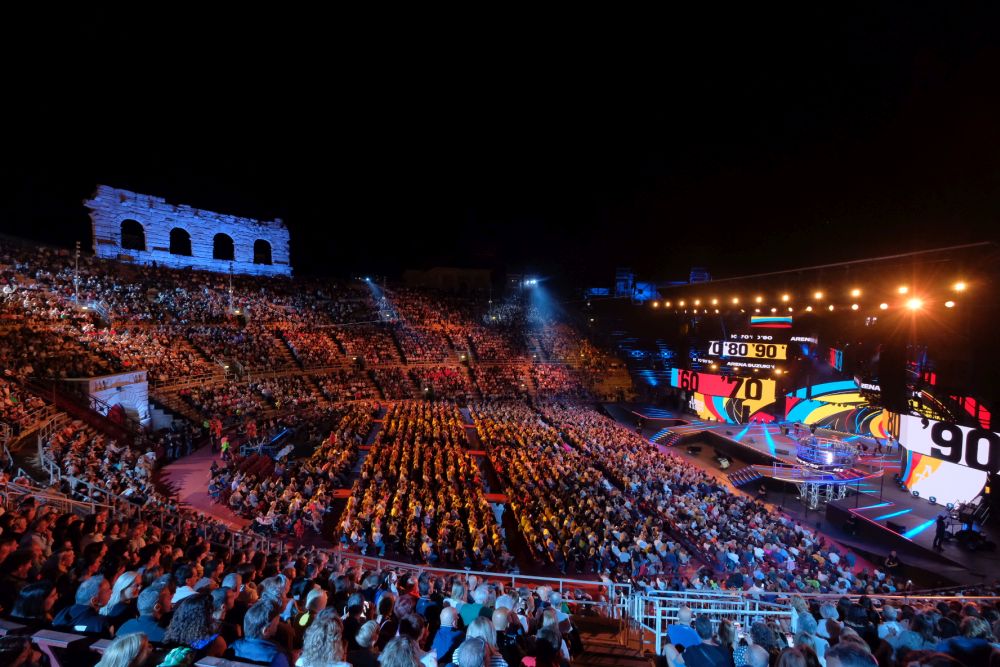 Questa sera la prima delle tre serate all’Arena di Verona di “ARENA SUZUKI ’60 ’70 ’80 e…’90” condotte da AMADEUS