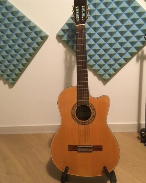 CHITARRA CLASSICA AMPLIFICATA SPALLA MANCANTE